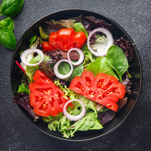 沙拉西红柿蔬菜新鲜菜式健康食品点心桌上抄袭太空食品背景 — 图库照片