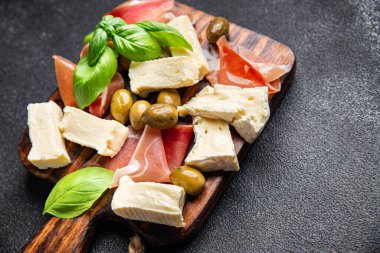Peynir tabağı jamonu, peynir, zeytinli yemek atıştırmalığı. 
