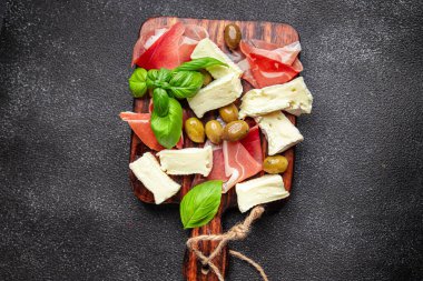 Peynir tabağı jamonu, peynir, zeytinli yemek atıştırmalığı. 