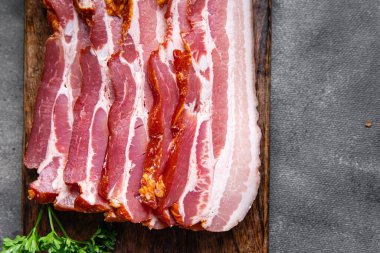 Domuz pastırması eti, domuz eti, sağlıklı yemek, abur cubur diyeti, fotokopi masasında.