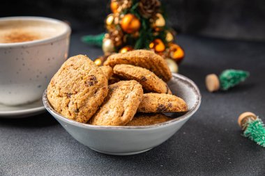 Noel kurabiyesi çikolata damlaları, tarçın, zencefil yeni yıl tatlı tatlı tatlı bayram yemeği abur cuburu masa arkasındakinin fotokopisi