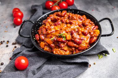 hili con carne fasülye, mısır, et, domates sağlıklı yemek abur cubur masada fotokopi uzay gıda arka planı 