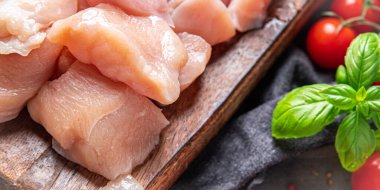 Çiğ tavuk dilimli kümes hayvanları et, yemek, abur cubur diyeti. Fotokopi masasında.