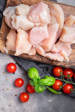 Çiğ tavuk dilimli kümes hayvanları et, yemek, abur cubur diyeti. Fotokopi masasında.