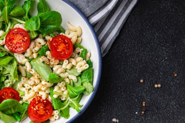 makarna salatası domates, sebze ikinci tabak sağlıklı yemek abur cubur diyeti fotokopi uzayı arka plan kırsal üst görüş keto veya paleo diyet vejetaryen veya vejetaryen gıda