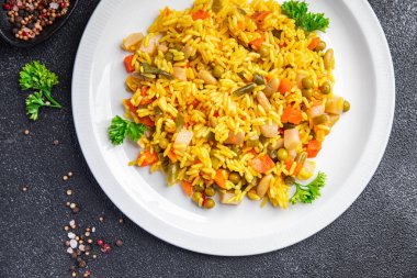 Pirinç sebzeli vejetaryen pilav et olmadan sağlıklı yemek abur cubur diyeti masada fotokopi uzayı yemek arka plan kırsal üst görüş keto veya paleo diyet vejetaryen veya vejetaryen yemeği et yok.