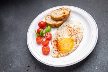 Kahvaltı sahanda yumurta, domates, sağlıklı yemek atıştırmalıkları fotokopi masasında. 