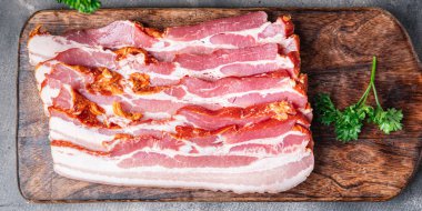 Domuz pastırması domuz yağını soyar. Yemek atıştırmalığı. Fotokopi masasında.