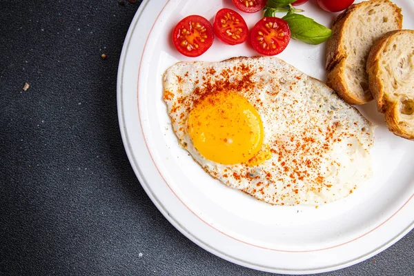 Frühstück Spiegelei Tomaten Gesunde Mahlzeit Lebensmittel Snack Auf Dem Tisch — Stockfoto