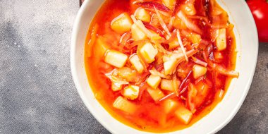 kırmızı sebze çorbası borç pancar pancar, lahana, domates, soğan sağlıklı yemek abur cubur diyeti masada fotokopi uzayı yemek arka plan kırsal üst görüş keto veya paleo diyet vejetaryen veya vejetaryen gıda