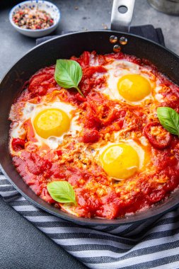 Shakshuka yumurtaları, domates, biber, sebze kahvaltıda sağlıklı yemek atıştırmalıkları diyeti masada fotokopi uzayı arka plan kırsal manzarası
