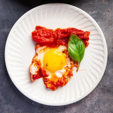 Shakshuka yumurtaları, domates, biber, sebze kahvaltıda sağlıklı yemek atıştırmalıkları diyeti masada fotokopi uzayı arka plan kırsal manzarası