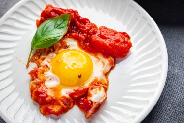 Shakshuka yumurtaları, domates, biber, sebze kahvaltıda sağlıklı yemek atıştırmalıkları diyeti masada fotokopi uzayı arka plan kırsal manzarası