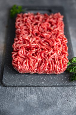 Fotokopi masasında taze kıyma, çiğ domuz eti, biftek ve atıştırmalık şeyler var.