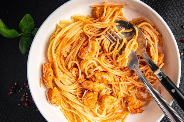 Макароны Спагетти Томатный Соус Куриное Мясо Свежее Здоровое Питание Еда — стоковое фото