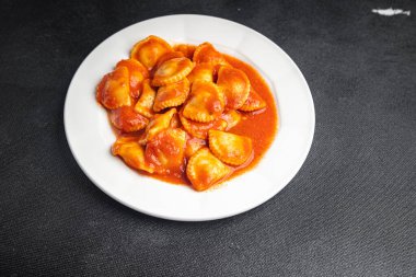Domatesli ravioli balığı doldurulmuş makarna sosu. Taze, sağlıklı yemek atıştırmalıkları. 