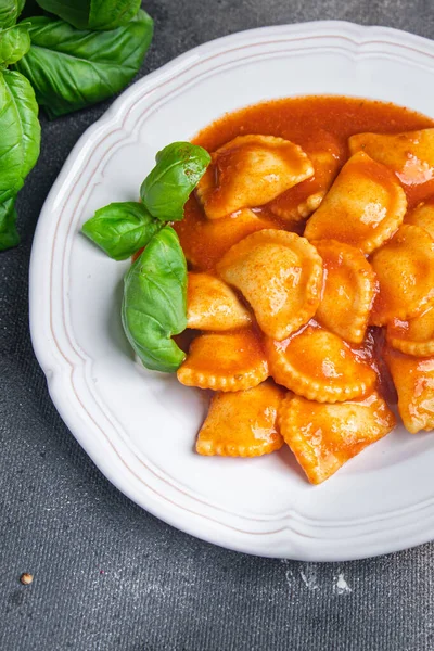 Ikan Ravioli Tomat Memasukkan Saus Pasta Hidangan Segar Makanan Ringan — Stok Foto