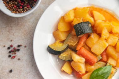 Sebze yahnisi, sebze yahnisi patates, havuç, kabak taze yemek. Masada sağlıklı yemek. 