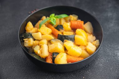 Sebze yahnisi, sebze yahnisi patates, havuç, kabak taze yemek. Masada sağlıklı yemek. 