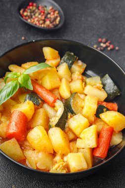 Sebze yahnisi, sebze yahnisi patates, havuç, kabak taze yemek. Masada sağlıklı yemek. 