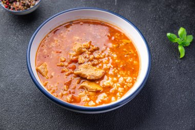 Kharcho kırmızı domates çorbası, et, pilav masada sağlıklı yemek aperatifi fotokopi uzayı arka plan kırsal manzarası