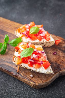 bruschetta domates fesleğenli sandviç sebzeli sağlıklı yemek abur cuburu masa başı yemek arka planında. 
