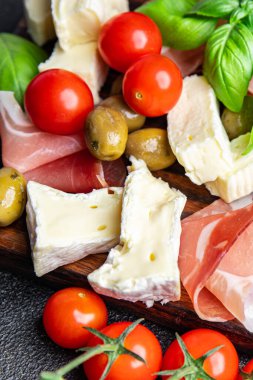 Peynir tahtası et konservesi jamonu, peynir, zeytinli yemek atıştırmalığı. 