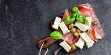 Peynir tahtası et konservesi jamonu, peynir, zeytinli yemek atıştırmalığı. 