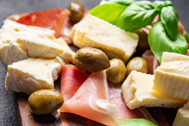 Peynir tahtası et konservesi jamonu, peynir, zeytinli yemek atıştırmalığı. 