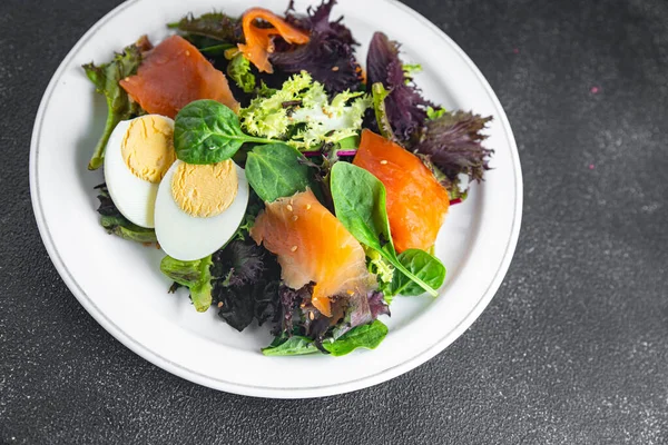 Salada Salmão Vermelho Peixe Aperitivo Fresco Frutos Mar Prato Refeição — Fotografia de Stock