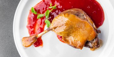 Ördek bacağı, böğürtlen sosu ikinci tabak sağlıklı yemek abur cubur diyeti masada fotokopi uzayı arka plan kırsal manzarası