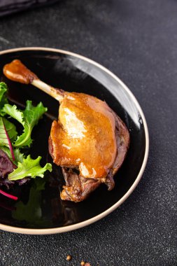 Ördek bacağı, böğürtlen sosu ikinci tabak sağlıklı yemek abur cubur diyeti masada fotokopi uzayı arka plan kırsal manzarası