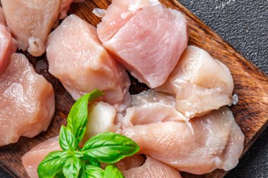 Çiğ tavuk fileto tavuk dilimi tavuk göğsü yemek abur cubur diyeti masa başı yiyecek arka planında