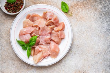 Çiğ tavuk fileto tavuk dilimi tavuk göğsü yemek abur cubur diyeti masa başı yiyecek arka planında