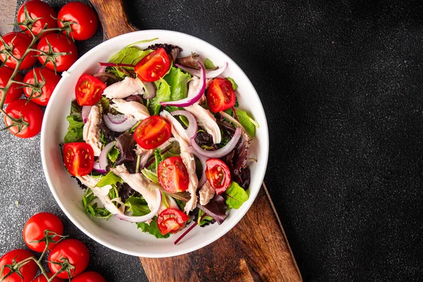 Salada Peito Frango Tomate Alface Verde Cebola Vermelha Refeição Saudável — Fotografia de Stock