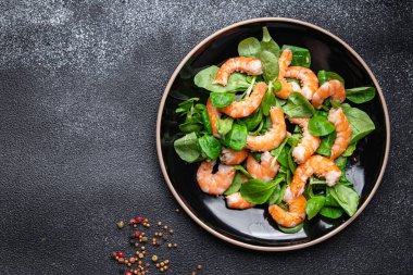 Karides salatası, karides, deniz ürünleri, abur cubur. Fotokopi masasında.