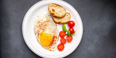 Kızarmış yumurta kahvaltısı, domates, masada sağlıklı atıştırmalıklar fotokopi alanı arka planı.