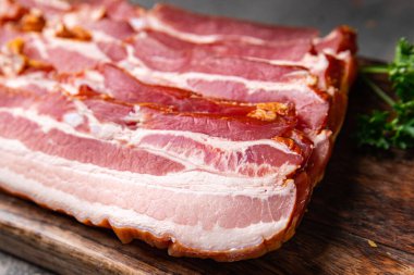 Domuz pastırması dilimleri domuz yağı tütsülenmiş et yemeği atıştırmalıkları fotokopi masasında