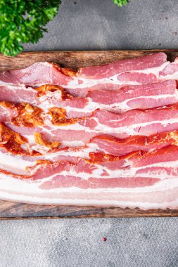 Domuz pastırması dilimleri domuz yağı tütsülenmiş et yemeği atıştırmalıkları fotokopi masasında