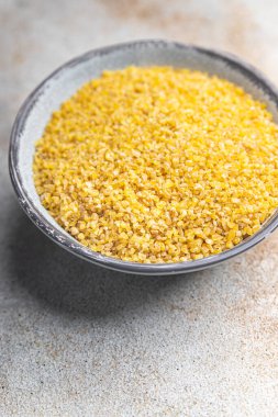 bulgur çiğ tahıl. Masada sağlıklı yemek. Fotokopi uzayı yiyecek arka planı.