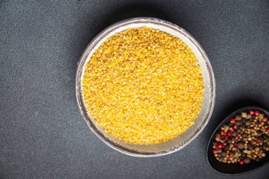 bulgur çiğ tahıl. Masada sağlıklı yemek. Fotokopi uzayı yiyecek arka planı.