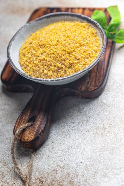 bulgur çiğ tahıl. Masada sağlıklı yemek. Fotokopi uzayı yiyecek arka planı.