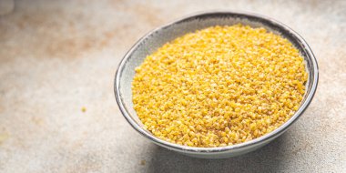 bulgur çiğ tahıl. Masada sağlıklı yemek. Fotokopi uzayı yiyecek arka planı.