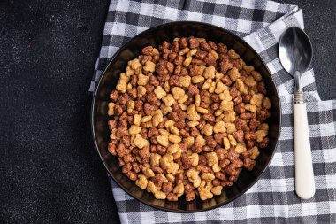 Kahvaltılık mısır gevreği. Sütlü yemek atıştırmalığı. Arka planda fotokopi.