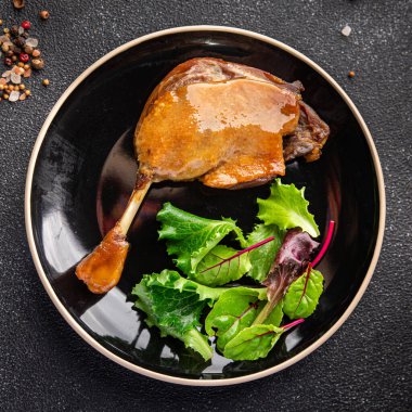 Ördek konfeti bacağı, kırmızı böğürtlen sosu yemek abur cuburu fotokopi masasında. 