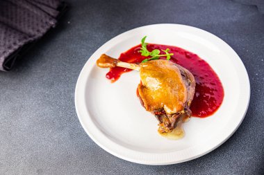 Ördek konfeti bacağı, kırmızı böğürtlen sosu yemek abur cuburu fotokopi masasında. 