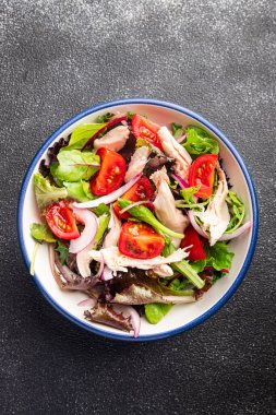 Tavuk göğsü salatası domates, yeşil marul, kırmızı soğan sağlıklı yemek atıştırmalığı diyeti. 