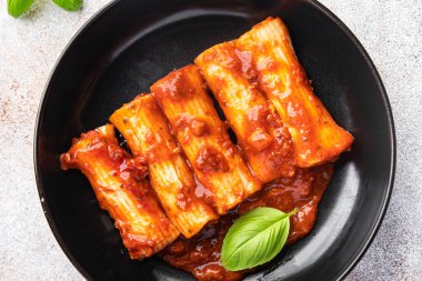et cannelloni makarna yemeği doldurulmuş domates sosu sağlıklı yemek abur cubur diyeti masanın üzerinde yer alan uzay yemek arka planının fotokopisi
