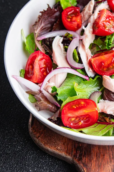 Tomat Salad Dada Ayam Selada Hijau Bawang Merah Makanan Ringan — Stok Foto