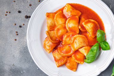 Ravioli makarna balığı doldurulmuş domates sosu masaya taze yemek abur cuburu fotokopi alanı arka planında 